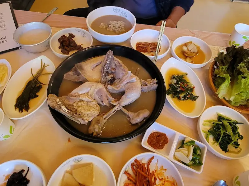 정갈하게 차려진 밑반찬들과 닭백숙 한 상 차림