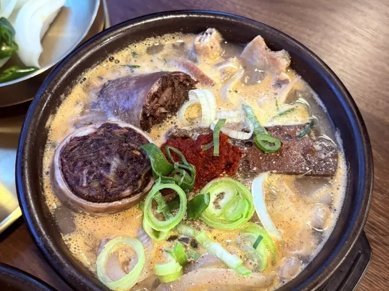 모듬국밥의 푸짐한 내용물