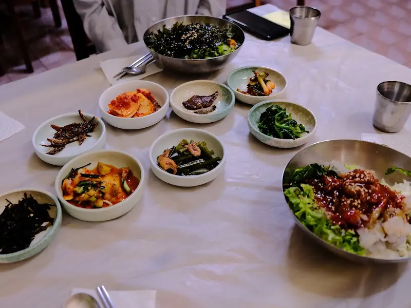 다양한 해산물이 담긴 한 상 차림