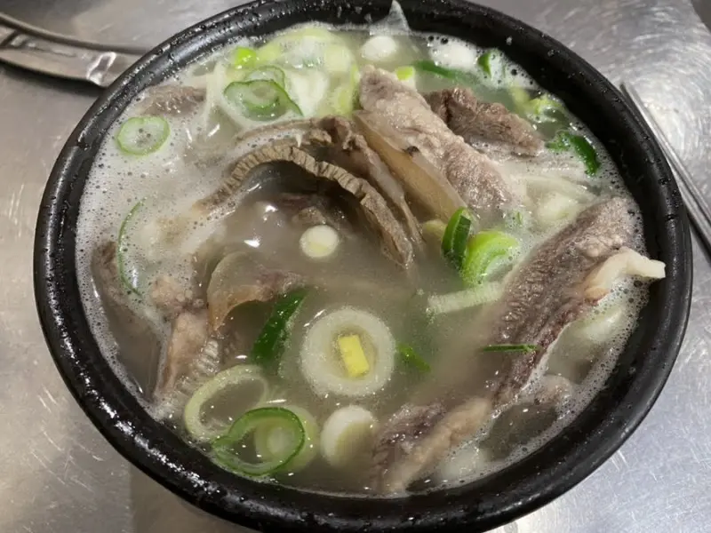 테이블 위에 놓인 숟가락과 젓가락