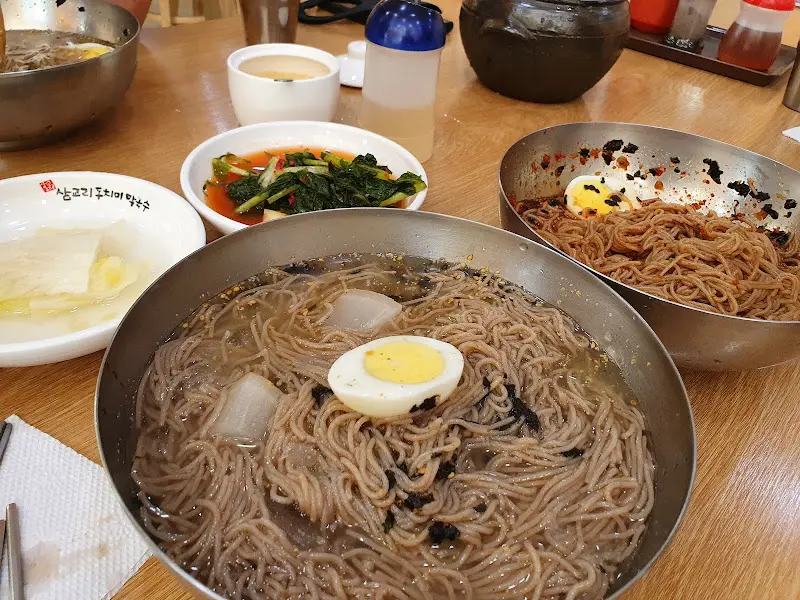 푸른 하늘 아래 삼교리동치미막국수