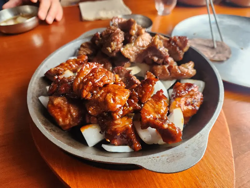 냉면과 함께 제공되는 식초와 겨자