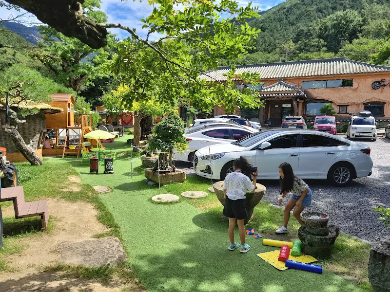 아이들이 뛰어놀기 좋은 모래 놀이터