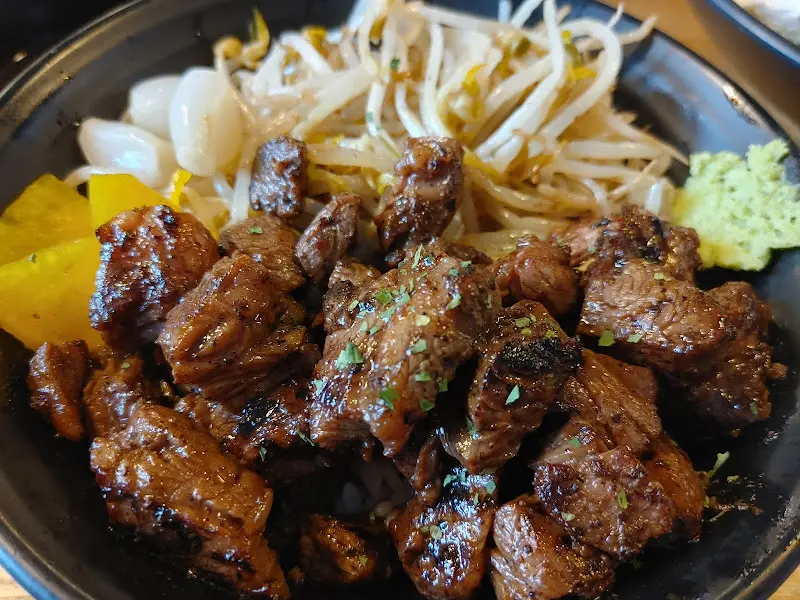 스테이크 덮밥과 미소된장국