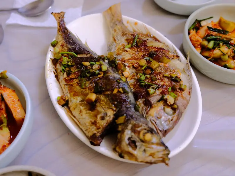 싱싱한 회와 해산물이 가득한 '할매다찌'