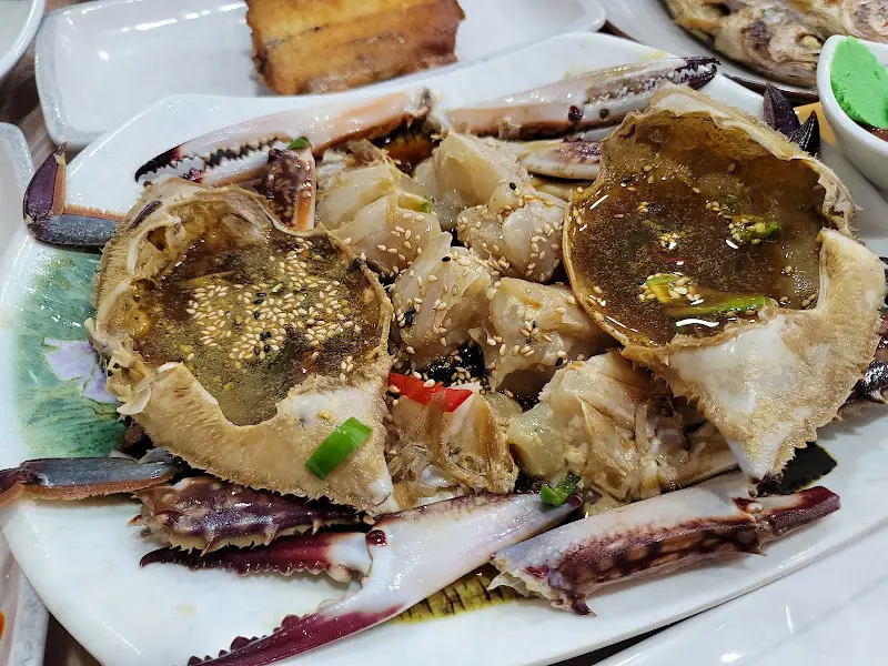 싱싱한 야채와 드레싱이 조화로운 샐러드