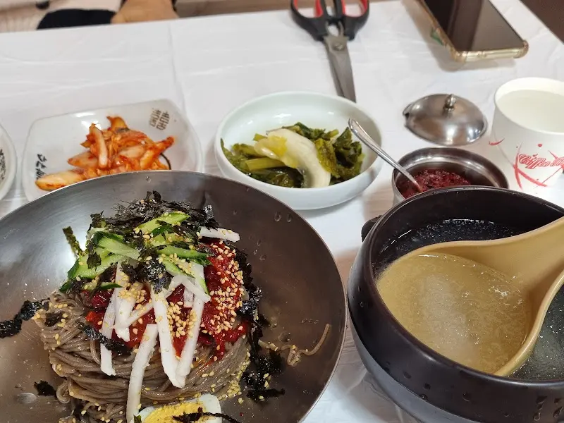 봉평메밀막국수 내부