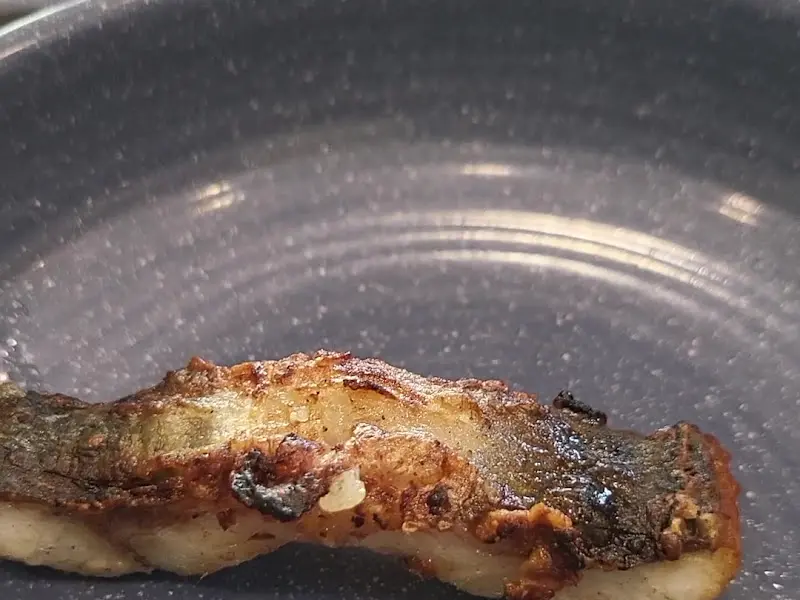 숯불 위에 구워지고 있는 장어와 버섯