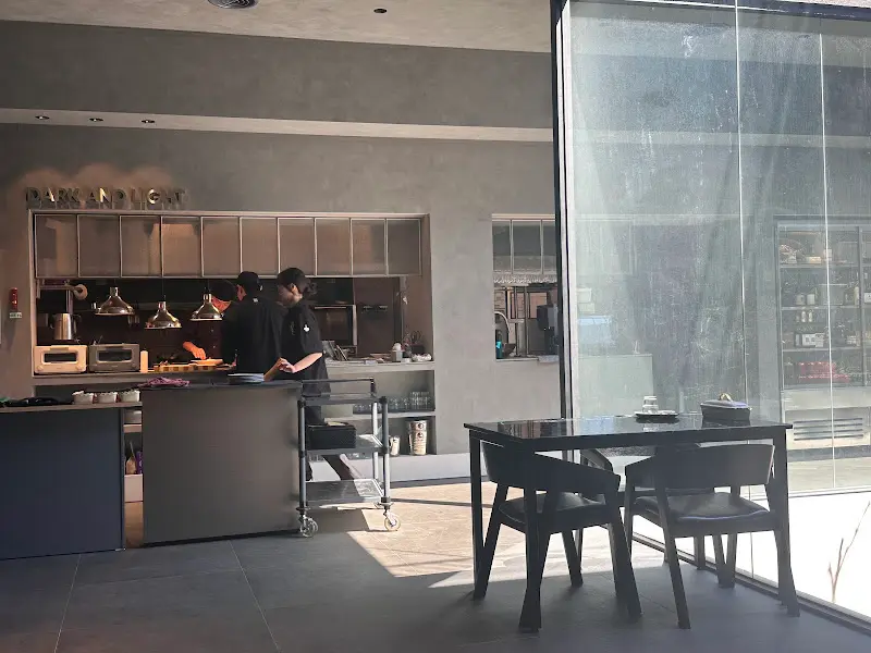 세련된 레스토랑 내부