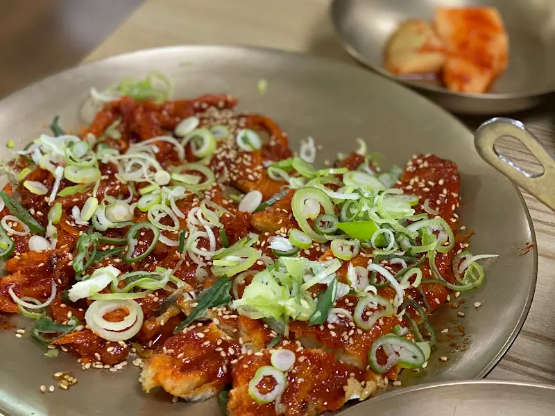 겉은 바삭하고 속은 촉촉한 솔잎고등어구이