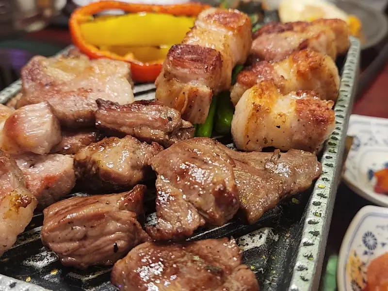 잘 구워진 듀록 돼지고기