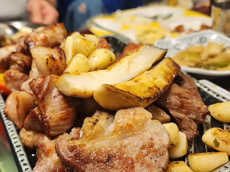 구운 마늘과 돼지고기