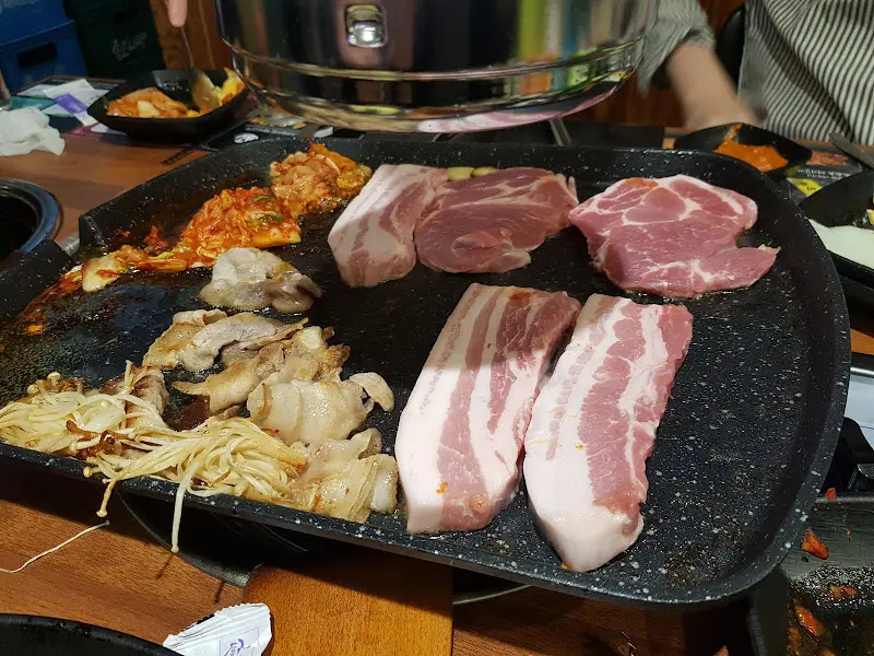 불판 위에 삼겹살이 구워지는 모습