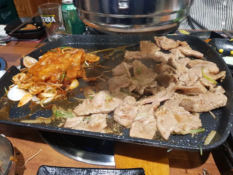 불판 위에 올려진 닭갈비