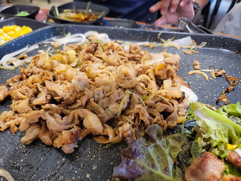 불판 위에 구워진 대패삼겹살