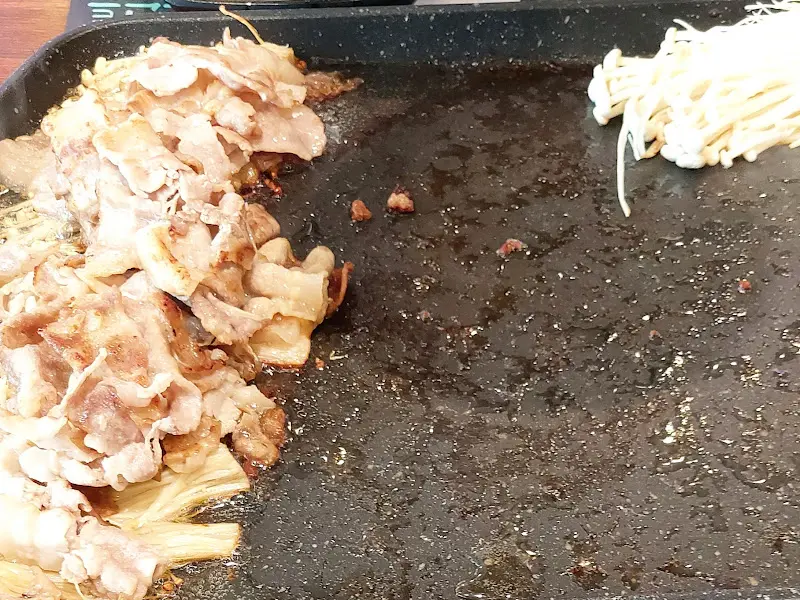 구워진 고기와 버섯