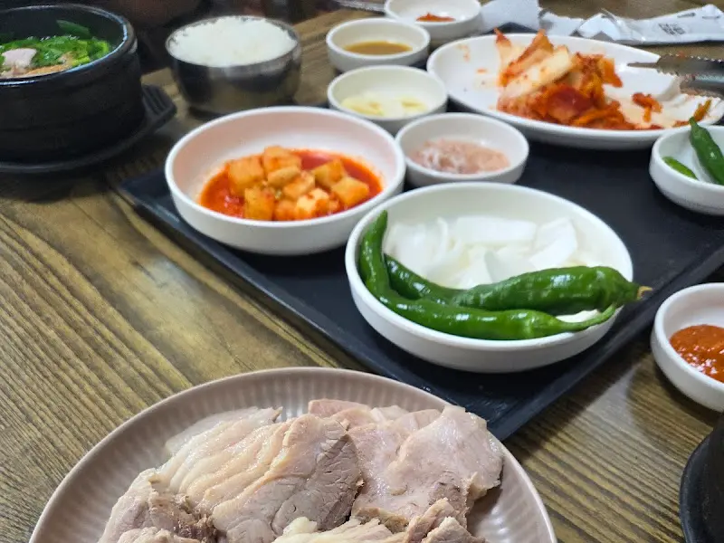 수육정식 한 상 차림