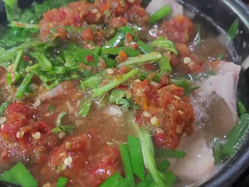 다진 양념 푼 돼지국밥