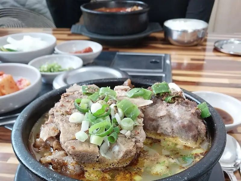 초원식당 뼈해장국과 밑반찬