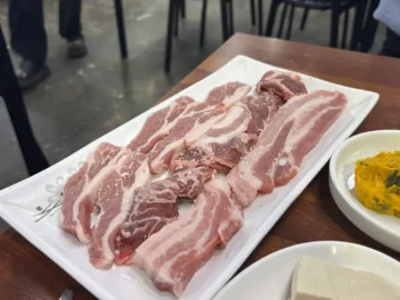 황금빛 숯불 위에 피어나는 마산 합성동의 맛, 우가우가에서 찾은 인생 고깃집