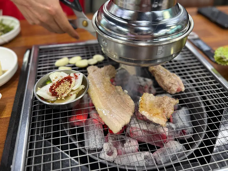 숯불 위의 삼겹살