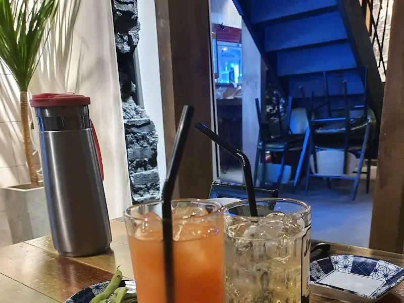 은은한 조명과 술이 놓인 테이블