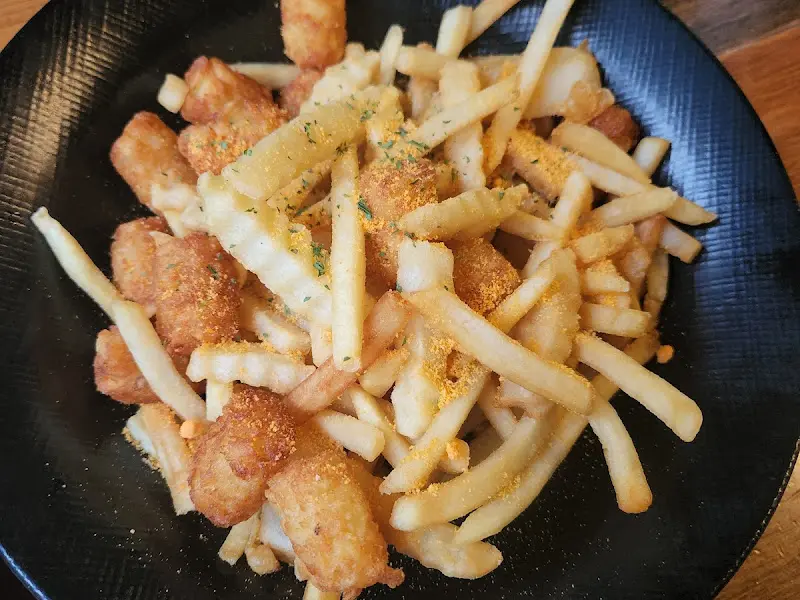 갓 튀겨져 나온 감자튀김