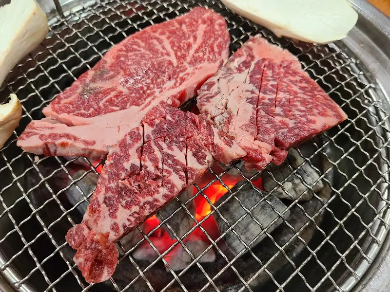 잘 구워진 소고기