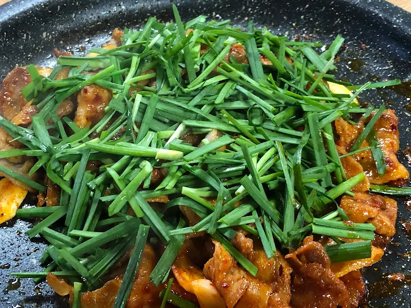 푸짐한 파가 올려진 대패삼겹살