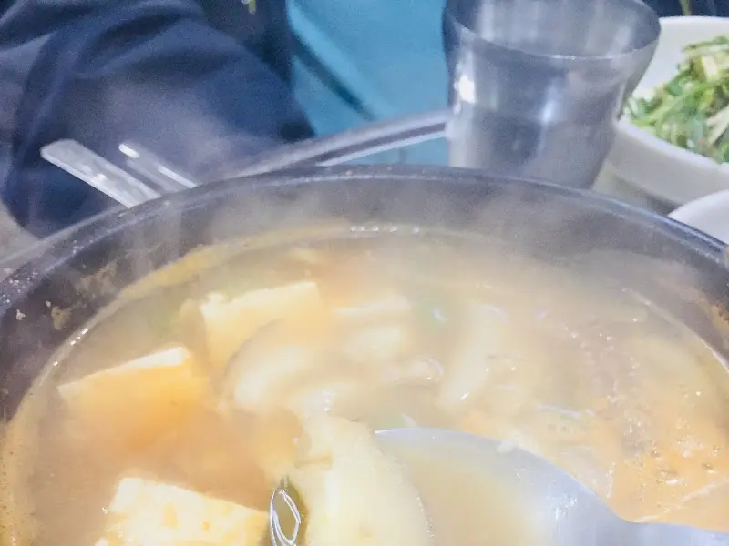 테이블에 놓인 찌개