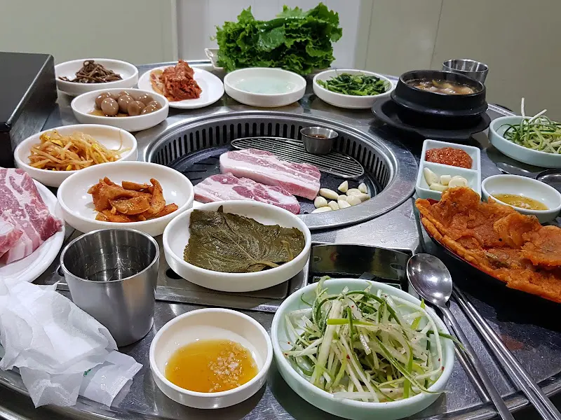 푸짐하게 차려진 흑돼지 삼겹살 한 상