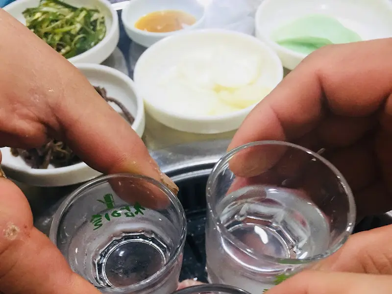 술잔을 기울이는 모습