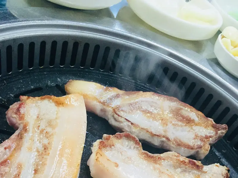 다양한 쌈채소와 밑반찬