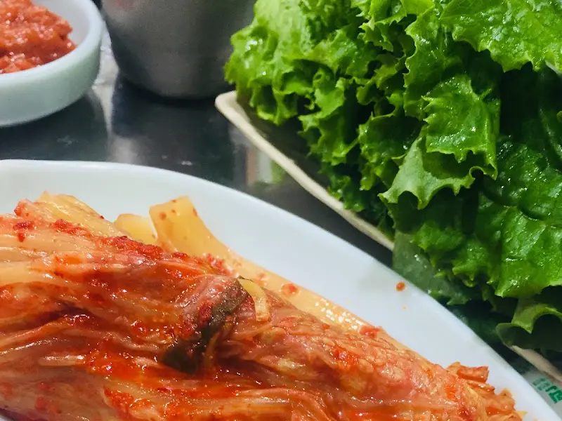 잘 익은 삼겹살을 먹기 좋게 자르는 모습