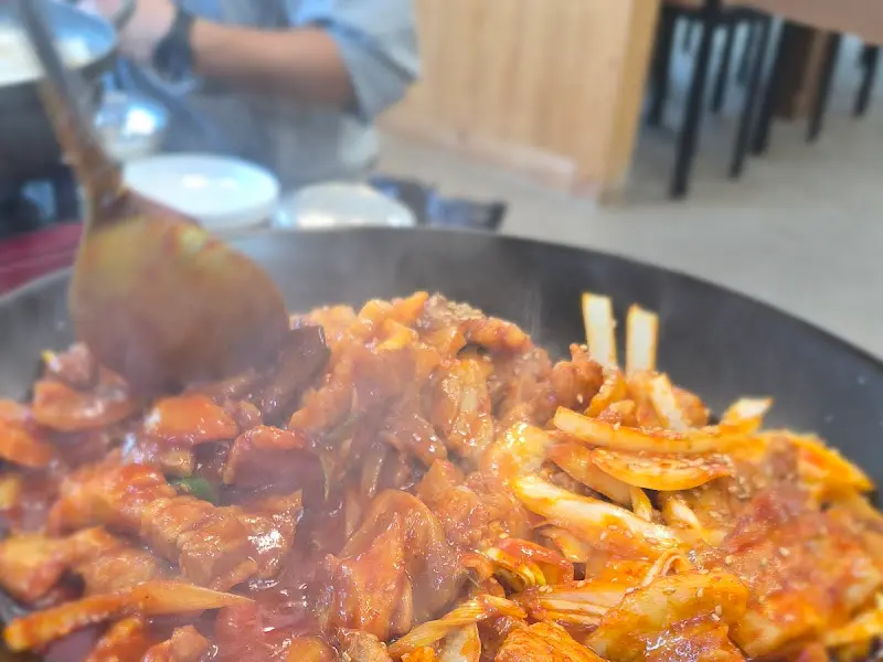 철판 위에서 조리되고 있는 볶음 요리