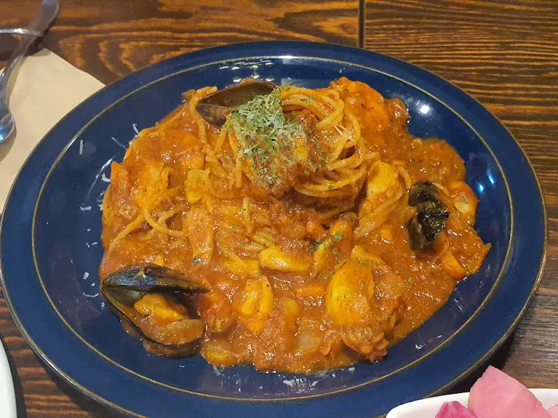 해산물이 듬뿍 들어간 토마토 파스타