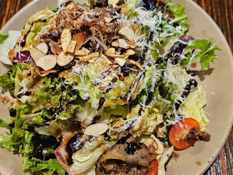 신선한 야채와 견과류가 듬뿍 들어간 샐러드