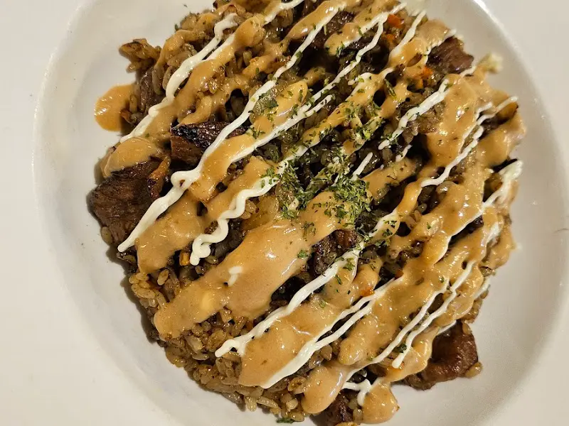 고기와 소스가 조화로운 필라프