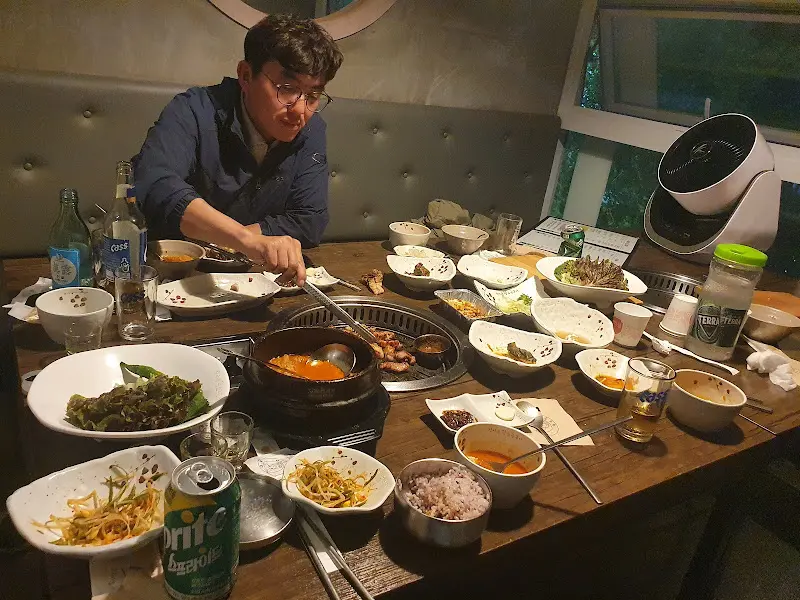 푸짐하게 차려진 테이블