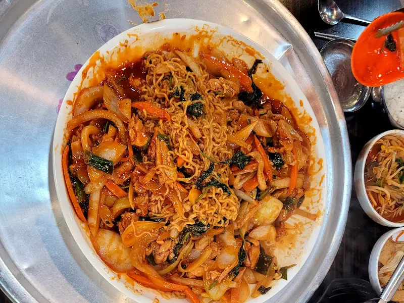 닭갈비에 라면사리 추가