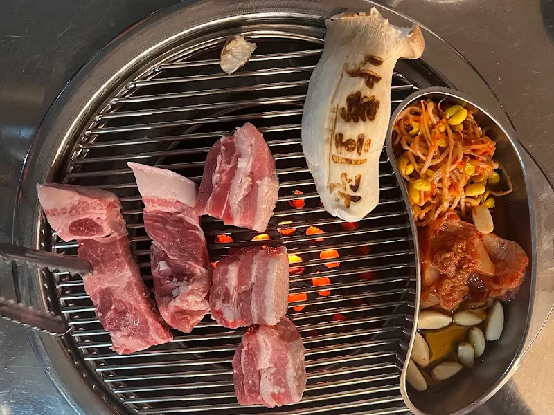 연탄불에 구워지는 삼겹살