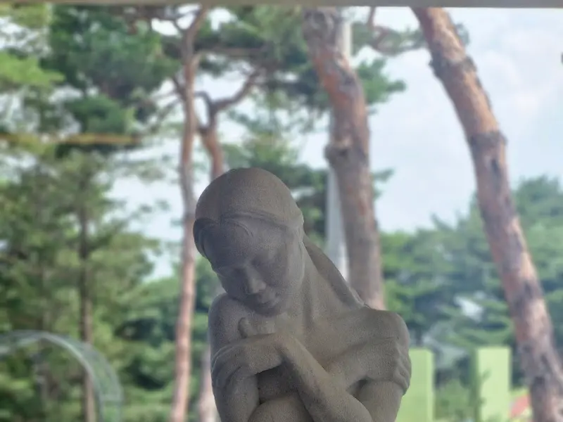 카페 주변에 전시된 조각상