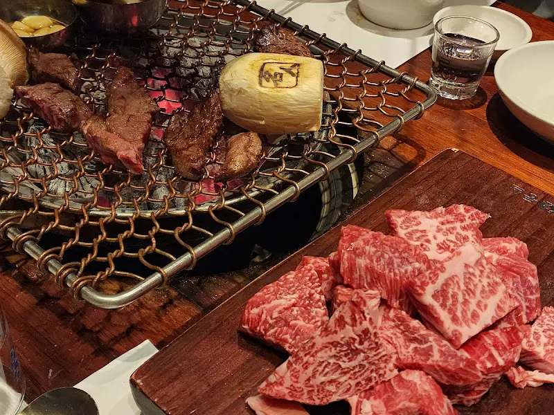 숯불 위에서 구워지는 한우의 모습