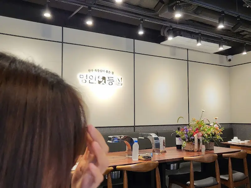 명인등심의 깔끔한 내부 인테리어