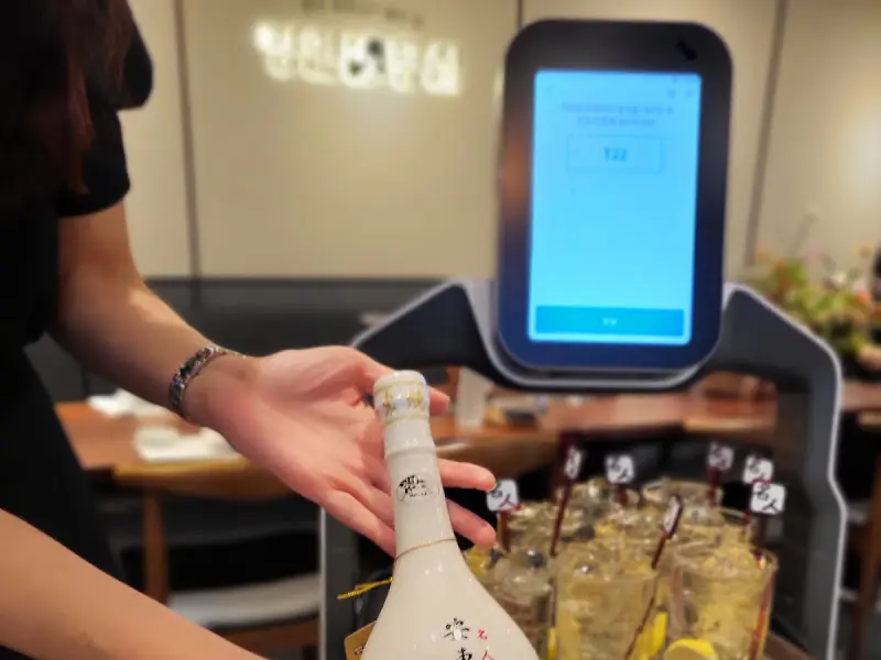 안동소주 하이볼을 서빙하는 로봇