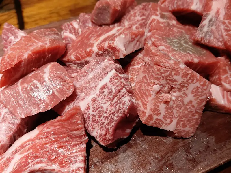 두툼하게 썰린 한우의 모습