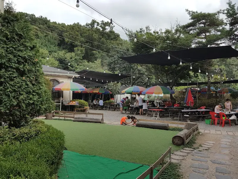 산앤들정육식당 야외 테이블