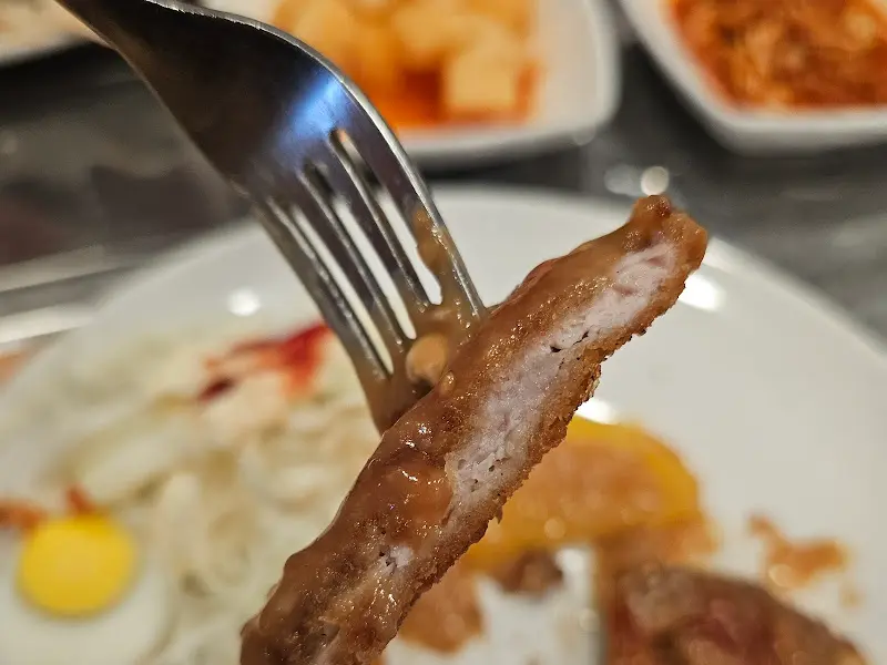 수복식당 돈까스 단면 포크샷