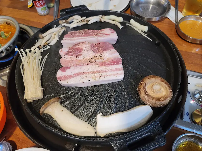 불판 위의 삼겹살