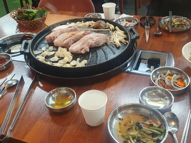 다 익은 삼겹살과 버섯